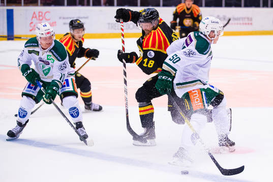 Brynäs Anton Rödin i kamp om pucken med Färjestads