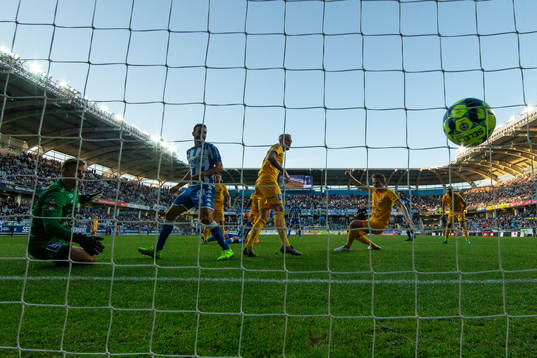 IFK Göteborgs Robin Söder skjuter in 2-0 bakom Sirius målvakt Lukas Jonsson