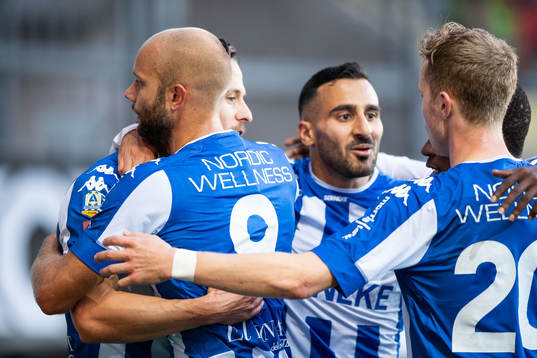 IFK Göteborgs Lasse Vibe jublar med lagkamrater efter 1-0