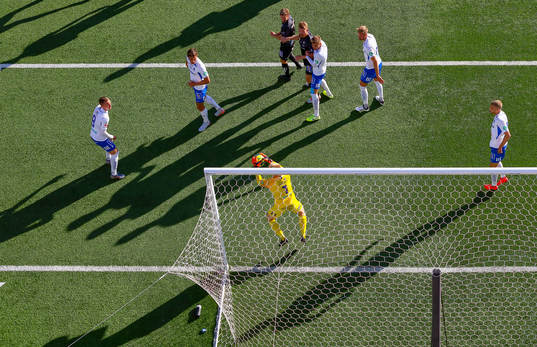 Räddning av IFK Norrköpings målvakt Isak Pettersson