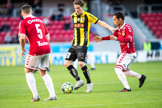 Häckens Erik Friberg  och Kalmars Rafael Gimenes Da Silva,