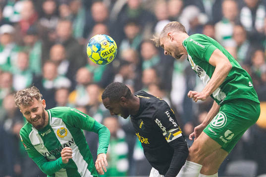 Hammarbys Simon Sandberg och Richard Magyar i nickduell med