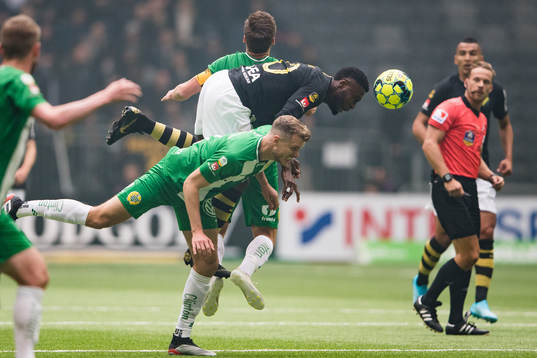 s Chinedu Obasi i en nickduell med Hammarbys Jeppe Andersen