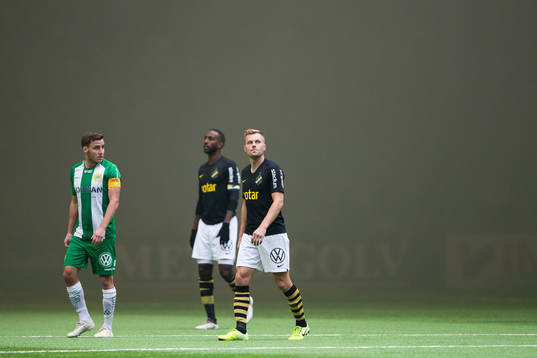 s Henok Goitom och Sebastian Larsson när matchen bryts på grund av rök under fotbollsmatchen i Allsvenskan mellan Hammarby och AIK den 22 september 2019 i Stockholm. 