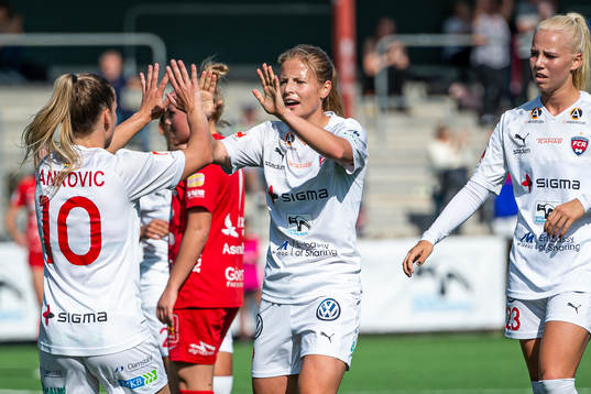 Rosengårds Jelena Cankovic, Anna Anvegård och Sofie Svava jublar efter 1-0