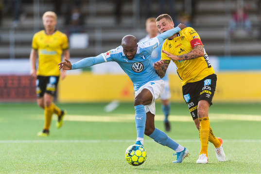 Malmö FFs Fouad Bachirou och Elfsborgs Samuel Holmén i