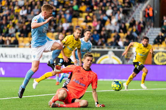Malmö FFs Anders Christiansen tar sig förbi Elfsborgs målvakt Kevin Stuhr Ellegaard