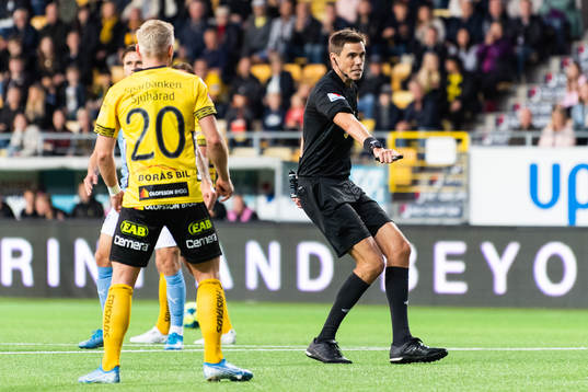 Domare Magnus Lindgren dömer straff för Malmö FF