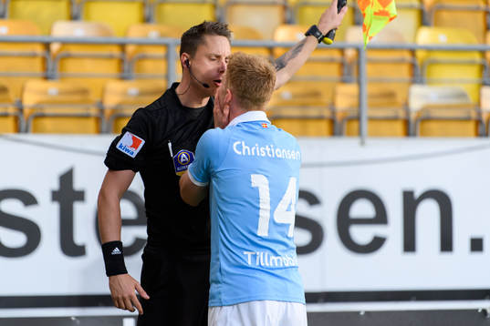 Malmö FFs Anders Christiansen reagerar mot linjedomaren