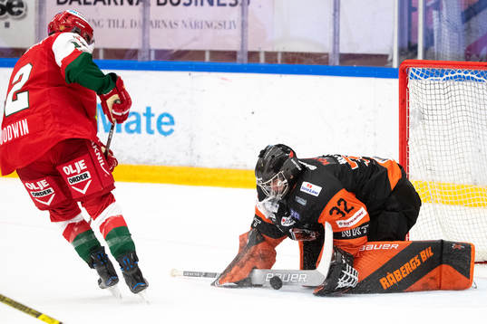 Moras David Goodwin framför Karlskronas målvakt Marcus