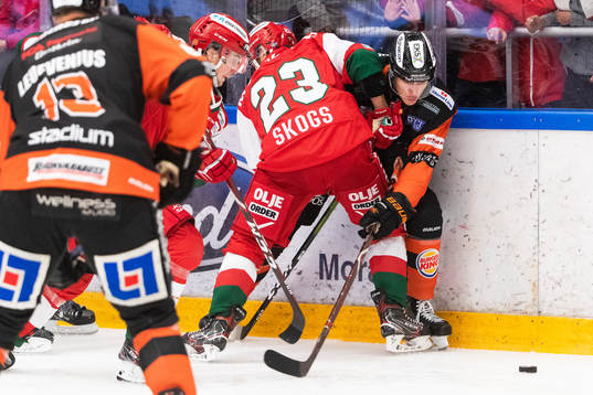 Moras Tomas Skogs och Karlskronas Hampus Karlsson i kamp om