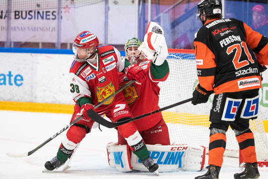 Moras Adam Massuhr och målvakt Isak Wallin och Karlskronas