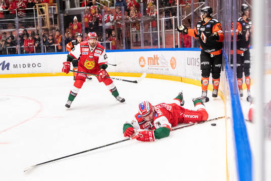 Moras Jonathan Granström liggandes på isen framför Tomas