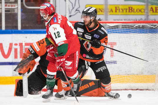 Moras David Goodwin och Karlskronas Dylan Zink framför