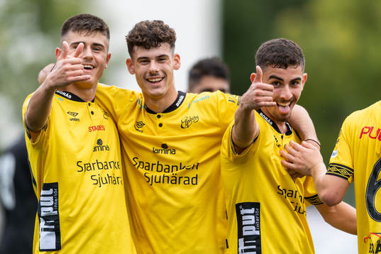 Elfsborgs Besfort Zeneli, Endrit Kutllovci och Johannes Abdulahad jublar efter 1-0
