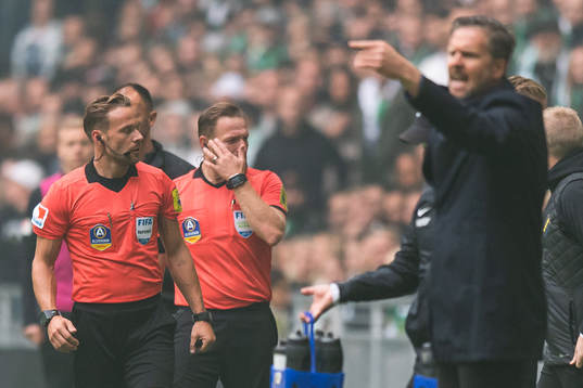 Domare Kristoffer Karlsson diskuterar med assisterande