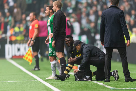 s Chinedu Obasi får vård vid sidan av plan