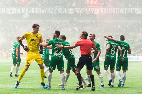 s målvakt Oscar Linnér reagerar mot Hammarbys Muamer