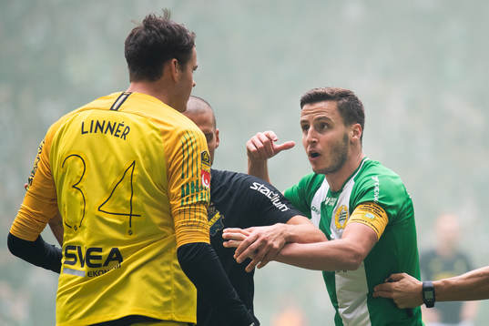 s målvakt Oscar Linnér reagerar mot Jeppe Andersen