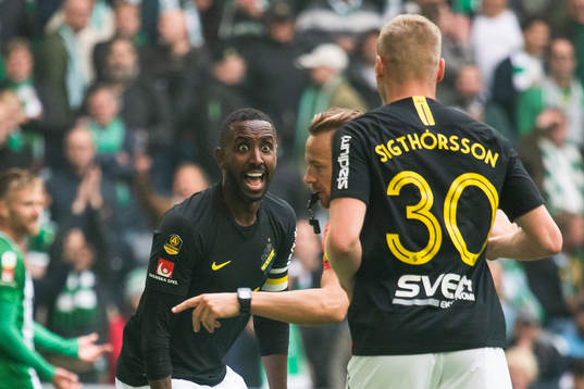 s Henok Goitom reagerar mot domare Kristoffer Karlsson