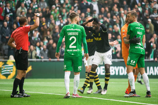 s Henok Goitom reagerar mot domare Kristoffer Karlsson