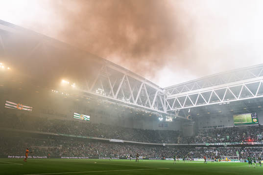 Rök gör att matchen bryts tillfälligt