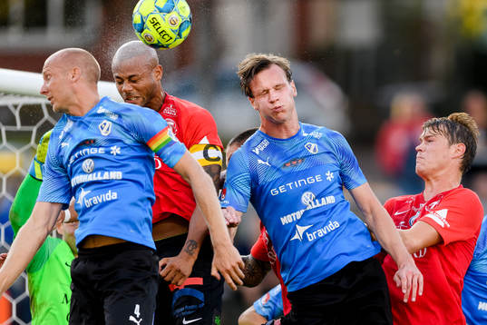 Trelleborgs Salif Camara Jönsson i kamp med Halmstads Andreas Johansson (v) och Alexander Berntsson (h)
