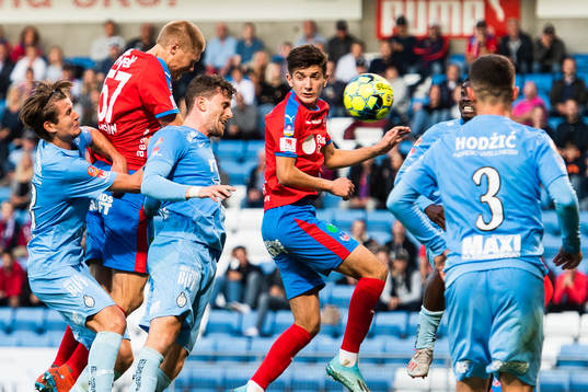 Helsingborgs Markus Holgersson gör 2-1 i kamp med AFC Eskilstunas Wilhelm Loeper och Jesper Björkman genom Holgersson