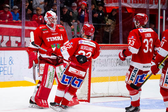 Timrås målvakt Victor Brattström och Emil Berglund jublar