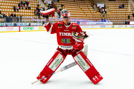 Timrås målvakt Victor Brattström jublar