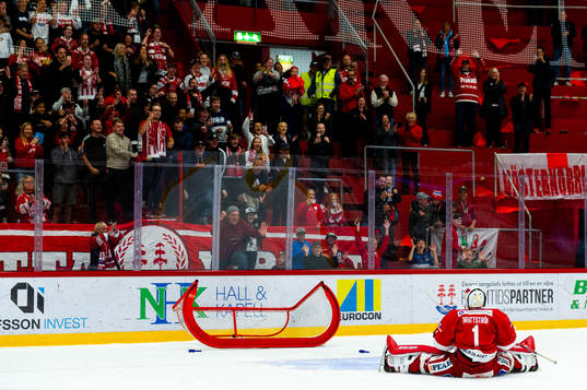 Timrås målvakt Victor Brattström jublar mot fansen