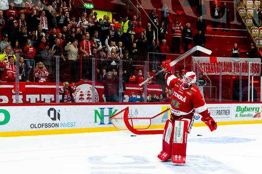 Timrås målvakt Victor Brattström jublar mot fansen