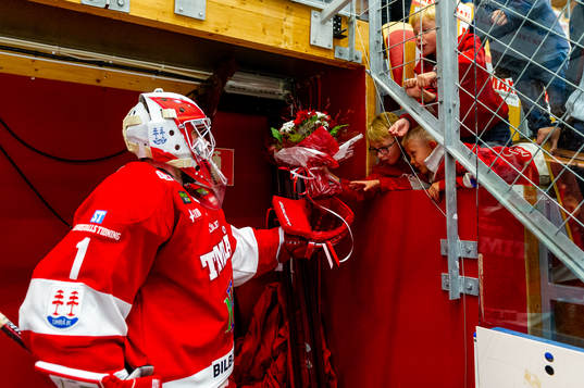 Timrås målvakt Victor Brattström ger sina blommor till
