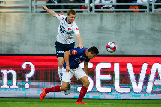 Even Østensen of Viking and Efrain Juarez Valdez of Vålerenga