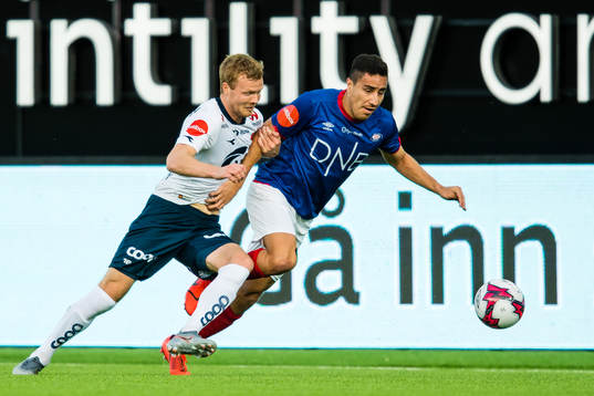 Even Østensen of Viking and Efrain Juarez Valdez of Vålerenga