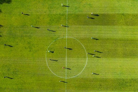 Drönarvy över fotbollsplan på Gaisgården med spelare åp planen