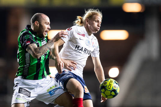 GAIS Henrique Moura Perillo i kamp med Örgrytes Gustav Ludwigson