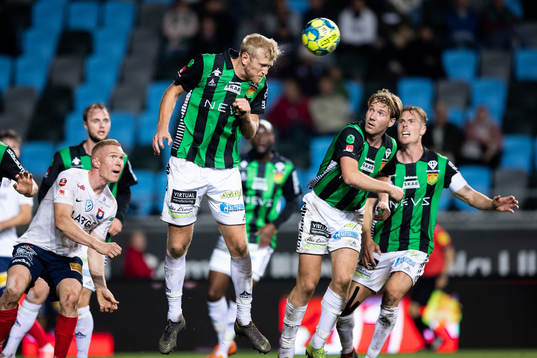 GAIS Carl Elfgren Nyström nickar bort bollen