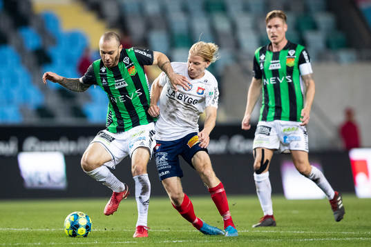 GAIS Henrique Moura Perillo i kamp med Örgrytes Gustav Ludwigson