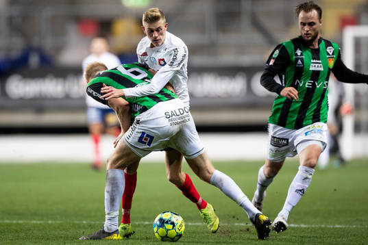 GAIS Carl Elfgren Nyström tacklar Örgrytes Alexander Bernhardsson