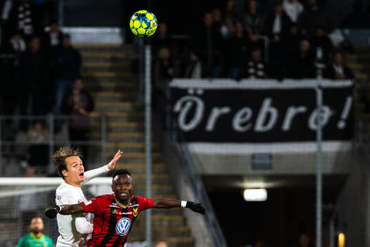 Örebros Viktor Prodell och Östersunds Sam Mensiro