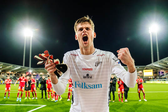 Elfsborgs målvakt Tim Rönning jublar