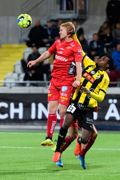 Elfsborgs Sivert Heltne Nilsen i nickduell med Häckens