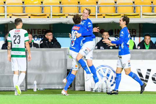 Norrbys Robin Strömberg jublar med lagkamrater efter 1-0
