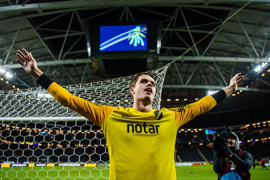 s målvakt Oscar Linnér jublar efter fotbollsmatchen i Allsvenskan mellan AIK och IFK Göteborg den 25 september 2019 i Stockholm.