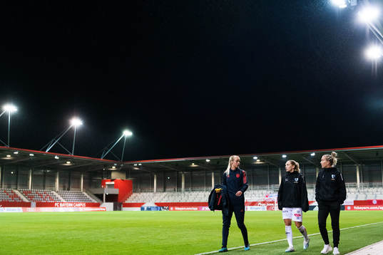 Amanda Ilestedt of Bayern Munich talking to Elin Rubensson