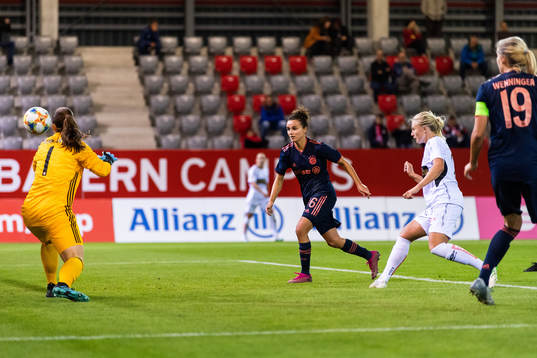 Lina Magull of Bayern Munich sees Rebecka Blomqvist of