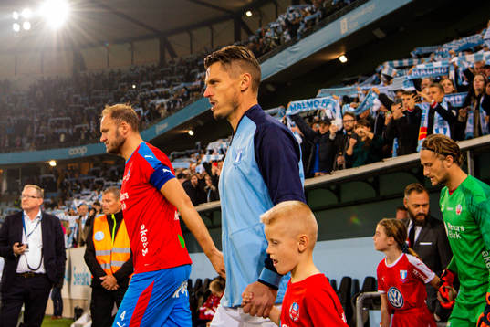 Malmö FFs Markus Rosenberg och Helsingborgs Andreas Granqvist kommer in till fotbollsmatchen i Allsvenskan mellan Malmö FF och Helsingborg den 26 september 2019 i Malmö.