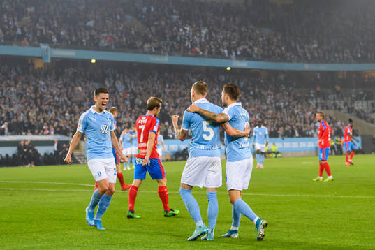 Malmö FFs Sören Rieks jublar med Marcus Antonsson och