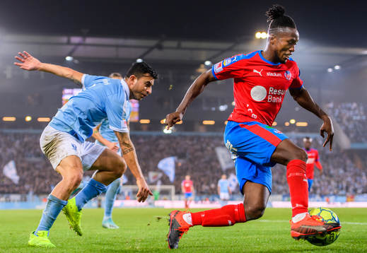Helsingborgs Mamudu Moro tar sig förbi Malmö FFs Behrang Safari
